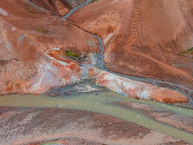 Kırmızı ve turuncu tepelerin mineral yatakları, kıvrımlı çamurlu bir nehir ve İzlanda 'nın jeotermal bölgesindeki benzersiz desenler..