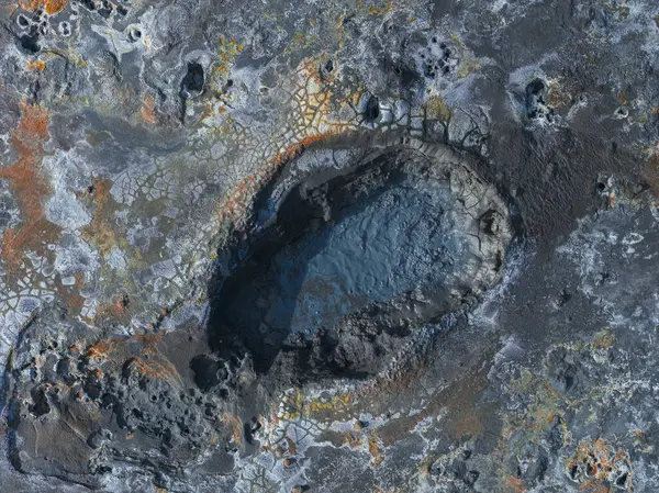 İzlanda 'da baloncuklu çamur tenceresi, volkanik kaya ve dokulu bir arazide bulunan turuncu ve sarı mineral yataklarının hava görüntüsü..