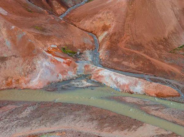 Kırmızı ve turuncu tepelerin mineral yatakları, kıvrımlı çamurlu bir nehir ve İzlanda 'nın jeotermal bölgesindeki benzersiz desenler..