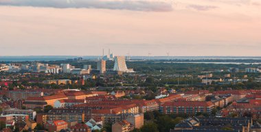 Kopenhag, Danimarka 'nın hava manzarası, kırmızı çatılı binalar, Amager Bakke enerji santraline atık, rüzgar türbinleri ve arka planda su.