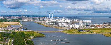 Danimarka 'nın Kopenhag kentinin hava manzarasında enerji santrali, sanayi tesisleri, su yolları, yeşil alanlar ve yerleşim alanları atık olarak kullanılıyor. ESG yeşil enerji