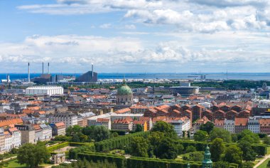 Kopenhag, Danimarka 'nın hava manzarası, Frederik' in Kilisesi, tarihi kırmızı kiremitli binalar, Amager Bakke, yeşil bahçeler ve Öresund Boğazı..