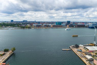 Kopenhag, Danimarka 'nın hava manzarası, modern binalarla dolu bir rıhtım, yatı ve feribotu olan bir su yolu, kentsel ve endüstriyel unsurları gösteriyor..
