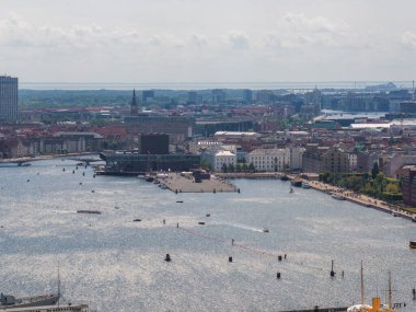 Kopenhag, Danimarka 'nın havadan görünüşü, liman, Kopenhag Opera Evi, tarihi binalar, modern ufuk çizgisi, su yolları ve yeşil alanlar.