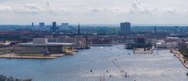 Kopenhag, Danimarka 'nın havadan görünüşü, liman, Kopenhag Opera Binası, Kurtarıcı Kulesi Kilisesi, tekneler, yeşil alanlar ve şehir mimarisi.