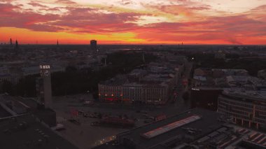 Riga, Letonya üzerinde yavaş yavaş gün batımı geçişi, Riga Riga saat kulesi, şehrin ışıkları aydınlatıcı ve tarihi ve modern mimarinin karışımı..