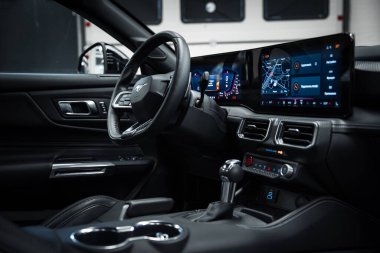 Ford Mustang GT 5.0 dahili dijital ekran, manuel vites değiştirici, siyah deri döşeme ve garajdaki karbon fiber kaplama..