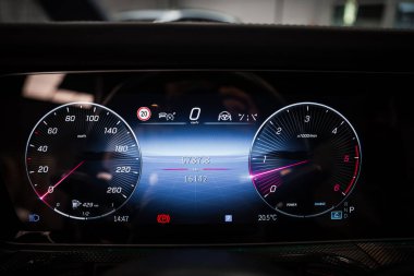 Mercedes AMG dijital cihaz kümesinin ayrıntılı görüntüsü hız göstergesi, takometre, kilometre ve kapalı alanda düzgün bir sürüş verisi gösterir.