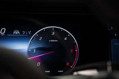 Kırmızı aksanlı x1000 ya da dakika işaretli dijital takometre, direksiyon simgesi ve hız göstergesi 0 km ya da modern yüksek kalite bir araçta h.