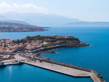 Rethymno şehrinin havadan görünüşü, Rethymno Fortezza 'sı, Venedik kalesi, liman, iskele ve Akdeniz kıyısındaki uzak dağlar..