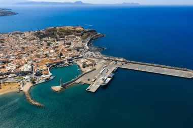 Venedik Limanı, ikonik deniz feneri, Fortezza kalesi, terasotta çatısı eski kasaba ve Akdeniz 'in yer aldığı Girit, Rethymno' nun hava manzarası..