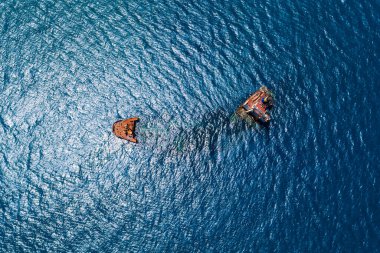 Yunanistan 'ın Girit kentindeki Manassa Gülü gemi enkazının hava görüntüsü, ışıldayan mavi okyanus sularına karşı paslı renklerle ikiye bölündü.