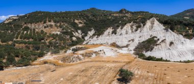 Girit, Potamida 'da aşınmış konik beyaz tepeler, zeytin korulukları, teraslı tepeler ve doğa koruma alanını işaret eden çitlerle çevrili..