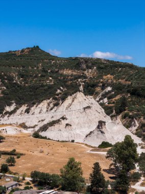 Potamida, Girit 'teki Komolithi beyaz tepelerinin aşınmış konik oluşumları yeşil tepeler, altın tarlalar ve açık mavi gökyüzü ile çevrili..