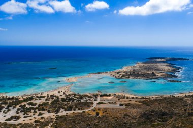 Yunanistan 'ın Girit kentindeki Elafonisi Sahili' nin hava manzarasında pembe kum, turkuaz ve mavi sular, sığ lagünler ve engebeli kumlu bir yarımada görülüyor..