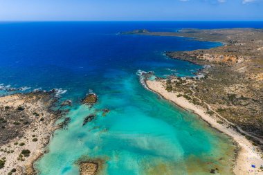 Yunanistan 'ın Girit kentindeki Elafonisi Sahili' nin hava manzarasında turkuaz sular, kumlu kıyılar, kayalık çıkıntılar, sığ lagünler ve Akdeniz yer alıyor..