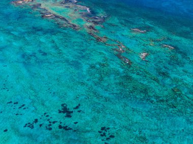 Yunanistan 'ın Girit kentindeki Elafonisi Sahili' nin havadan görünüşü, turkuaz suları, sualtı kaya oluşumlarını ve zıt ve derin alanları gösteriyor..