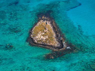 Girit adasında Elafonisi sahilinin yakınında berrak turkuaz sularla çevrili seyrek bitki örtüsü ve kayalık oluşumlara sahip üçgen bir ada..