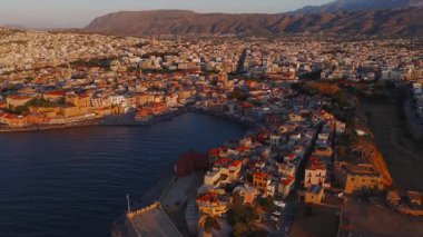 Girit, Chania 'nın havadan görünüşü, Venedik Limanı' nı, deniz fenerini, eski kasaba mimarisini ve dağlarını göstermektedir..