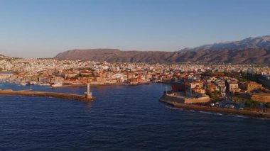 Chania, Girit 'in havadan görünüşü, renkli binalar, kırmızı kiremitli çatılar, Venedik limanı, ve altın saatinde hareketli engebeli dağlar..