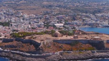 Venedik Fortezza, kıyı limanı, pastel binalar ve geniş hareketli Akdeniz 'i gösteren Rethymno, Girit hava manzarası.