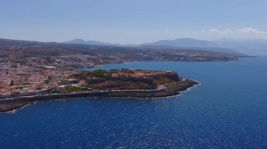 Girit, Rethymno 'nun havadan görünüşü, Fortezza kalesi, kıyı kasabası ve Akdeniz ve çevresindeki tepeleri kapsıyor..