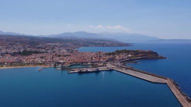 Venedik limanı, Fortezza kalesi, Akdeniz, terasotta çatıları ve etrafındaki dağları gösteren Rethymno, Girit hava manzarası..