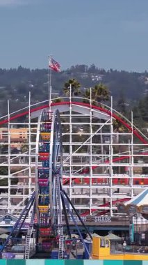 Dev Ayı 'nın hava manzarası. Eski ahşap bir lunapark treni ve Kaliforniya sahilindeki Santa Cruz Sahilindeki eğlence parkında sergilenen birkaç binek daha.