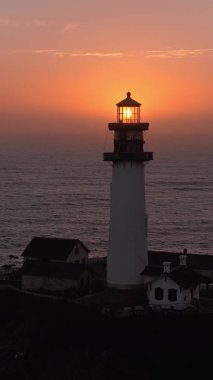 Gün batımında, Pasifik Okyanusu, Kaliforniya, Amerika 'daki en uzun deniz fenerlerinden biri olan Güvercin Burnu Deniz feneri 1872' den beri denizcilere rehberlik ediyor.