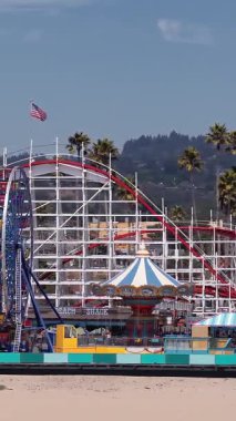 Dev Ayı 'nın hava manzarası. Eski ahşap bir lunapark treni ve Kaliforniya sahilindeki Santa Cruz Sahilindeki eğlence parkında sergilenen birkaç binek daha.