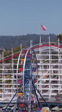 Dev Ayı 'nın hava manzarası. Eski ahşap bir lunapark treni ve Kaliforniya sahilindeki Santa Cruz Sahilindeki eğlence parkında sergilenen birkaç binek daha.