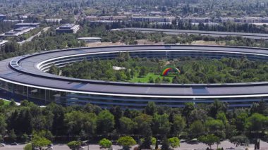 Apple Park ofisinin panoramik hava görüntüsü ABD 'nin Cupertino kentindeki Güney San Francisco Körfez Bölgesi' ndeki Silikon Vadisi 'nde yer alıyor. Apple Inc. 'in şirket merkezi.