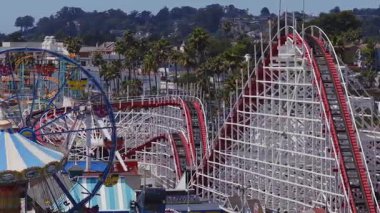 Kaliforniya 'daki Santa Cruz sahil kaldırımının havadan görünüşü, Dev Ayı, dönme dolap, karnaval gezileri, kumlu plaj ve hareket halindeki okyanusu gösteriyor..
