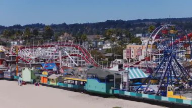 Kaliforniya 'daki Santa Cruz Sahili Sahil Yolu' nun havadan görünüşü. Dev Ayı Lunaparkı hız treni, renkli sürüş araçları, palmiye ağaçları ve hareketli aktiviteler..