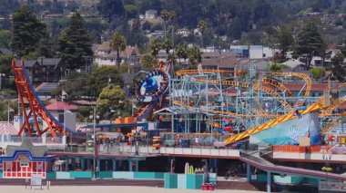 Kaliforniya 'daki Santa Cruz Sahil Yolu' nun havadan görünüşü. Giant Dipper lunapark treni, hareketli iskele, deniz feneri ve kıyı mimarisi..