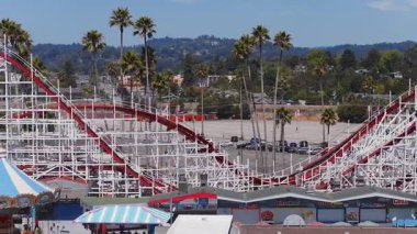 Kaliforniya 'daki Santa Cruz Sahili Sahil Yolu' nun havadan görünüşü. Dev Ayı Lunaparkı hız treni, renkli binalar, palmiye ağaçları ve yuvarlanan tepeler yer alıyor..