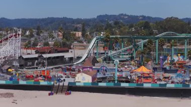 Kaliforniya 'daki Santa Cruz Sahili Sahil Yolu' nun havadan görünüşü. Dev Ayı Lunaparkı hız treni, renkli bir atlıkarınca, kumlu plajlar ve palmiye ağaçları yer alıyor..