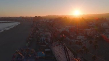 Günbatımında Santa Cruz, California 'nın havadan görünüşü. Dev Dipper lunapark treni, sahil kaldırımı ve sahil kasabası..