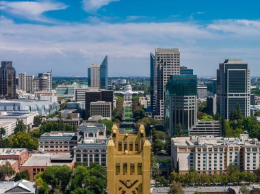 Sacramento, California 'nın havadan görünüşü, Altın Kule Köprüsü, Beyaz Kubbeli Eyalet Kongre Binası, ve modern ve tarihi mimarinin bir karışımı.