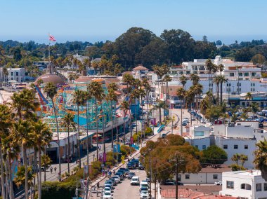 Santa Cruz, California 'nın canlı hava manzarası, Dev Ayı Lunaparkı hız trenini, palmiye çizgili caddeleri, renkli binaları ve Pasifik Okyanusu' nu gösteriyor..