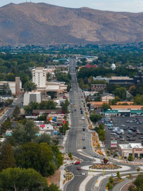 Carson City, Nevada, yukarıdan bakıldığında, merkezi bir yol, ticari ve yerleşim alanları, beyaz bir kubbe ve çevreleyen tepeler yer almaktadır..