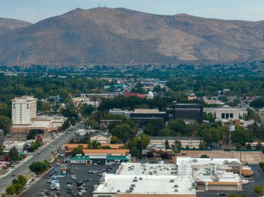 Carson City, Nevada, yukarıdan bakıldığında, beyaz kubbeli Nevada Eyalet Kongre Binası, ağaç sıralı caddeler, ticari alanlar ve engebeli tepeler yer alıyor..