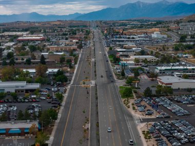 Carson City, Nevada 'nın hava perspektifi, merkezi çok şeritli bir yol, ticari ve yerleşim alanları ve dağları gösteriyor..