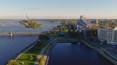 Riga, Letonya 'da hava temizliği, Daugava Nehri, Riga TV Kulesi, bir köprü ve açık bir gökyüzü altında Ulusal Kütüphane.