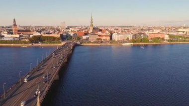 Riga, Letonya 'nın havadan görünüşü, eski kasaba, St. Peter Kilisesi binası, Daugava Nehri, Ulusal Kütüphane ve açık gökyüzü altında kentsel hareket.