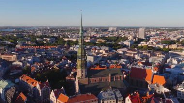 Riga, Letonya 'nın havadan görünüşü, kırmızı çatılı eski kasaba, St. Peter Kilisesi, Daugava Nehri, Ulusal Kütüphane ve Vansu Köprüsü.