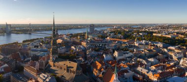 St. Peter Kilisesi, Daugava Nehri, Ulusal Kütüphane, Letonya bayrağı ve Vansu Köprüsü 'nün yer aldığı Riga, Letonya hava manzarası..