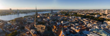 Riga, Letonya 'nın havadan görünüşü, St. Peter Kilisesi, eski kasaba, Daugava Nehri, Ulusal Kütüphane, ve güneşli bir akşamda Vansu Köprüsü.
