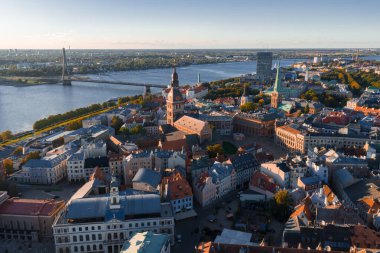 Riga, Letonya 'nın tarihi eski kenti Riga Katedrali, St. Peter Kilisesi, Daugava Nehri, kablo bağlantısı ve Ulusal Kütüphane' nin yer aldığı hava manzarası..