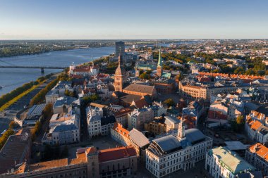 Riga Katedrali, St. Peter Kilisesi, Daugava Nehri ve Letonya Ulusal Kütüphanesi ile güneşli bir akşamda Riga, Letonya 'nın havadan görünüşü görünür..